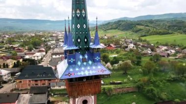 Romanya 'nın Sapanta kentindeki Merry Mezarlığı' nın insansız hava aracı görüntüsü. Kilise ve mezarlık, etrafındaki yerleşim yerleri.