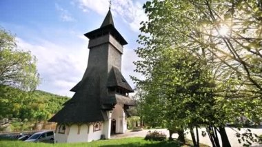 Romanya 'daki Barsana Manastırı manzarası. Ana kapıları, yeşilliği, ormanı olan iç mahkeme.
