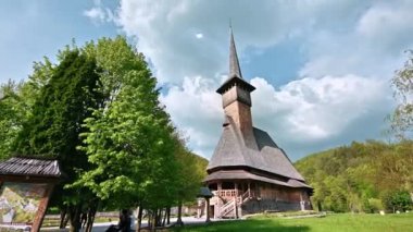 BARSANA, ROMANIA - MAYIS 2022: Barsana Manastırı, Romanya. Ana kilise, yeşillik ve çevresindeki ormanla iç saha.