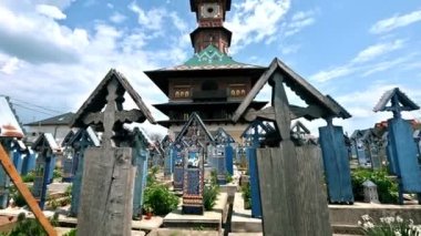 SAPANTA, ROMANIA - Mayıs 2022: Merry Mezarlığı 'ndaki mezar taşları ve ana kilise manzarası