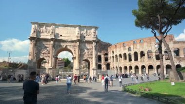 Roma, İtalya - Mayıs 2022: Kolezyum ve Konstantin Kemeri antik şehir merkezinde, bir sürü yürüyen insan