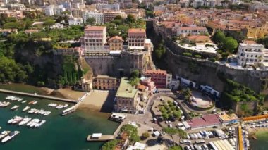 İtalya, Sorrento, Tyrhenian deniz kıyısının insansız hava aracı görüntüsü. Ulusal stilde, kayalık kayalıklarda ve yeşillikte birden fazla konut inşa edildi