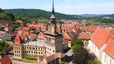 Romanya 'nın Sighisoara Tarih Merkezi' nin insansız hava aracı görüntüsü. Eski binalar, dar sokaklar, Sighisoara Saat Kulesi