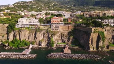 SORRENTO, İTALYA - Mayıs 2022: Tyrhenian deniz kıyısı Sorrento, İtalya 'nın insansız hava aracı görüntüsü. Ulusal stilde, kayalık kayalıklarda ve yeşillikte birden fazla konut inşa edildi