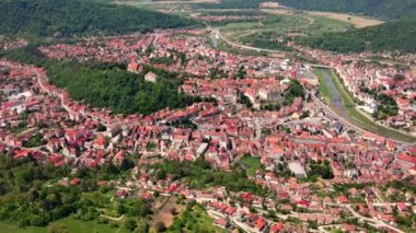 Romanya 'nın Sighisoara kentindeki hava aracı görüntüsü. Tepedeki tarihi merkez, eski binalar, yeşillik