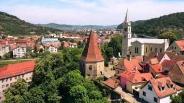 Romanya 'nın Sighisoara Tarih Merkezi' nin insansız hava aracı görüntüsü. Eski binalar, dar sokaklar, Roma Katolik Kilisesi.