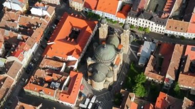 Romanya 'nın Sibiu kentindeki Tarihi Merkez' in insansız hava aracı görüntüsü. Eski binalar, dar sokaklar, Kutsal Üçlü Katedrali.