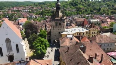 Romanya 'nın Sighisoara Tarih Merkezi' nin insansız hava aracı görüntüsü. Eski binalar, insanlarla dolu dar sokaklar, Sighisoara Saat Kulesi