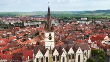 Romanya 'nın Sibiu kentindeki Tarihi Merkez' in insansız hava aracı görüntüsü. Eski binalar, dar sokaklar, Sibiu Lutheran Katedrali