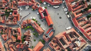 Romanya 'nın Sibiu kentindeki Tarihi Merkez' in insansız hava aracı görüntüsü. Eski binaları ve dar sokakları olan Büyük Meydan