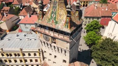 SIGHISOARA, ROMANIA - Mayıs 2022: Şehrin Tarihi Merkezi 'nin hava aracı görüntüsü. Eski binalar, dar sokaklar, Sighisoara Saat Kulesi