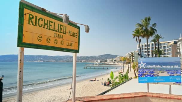 Antibes Frankrike Maj 2022 Stranden Och Hotellskylt Vid Medelhavskusten — Stockvideo