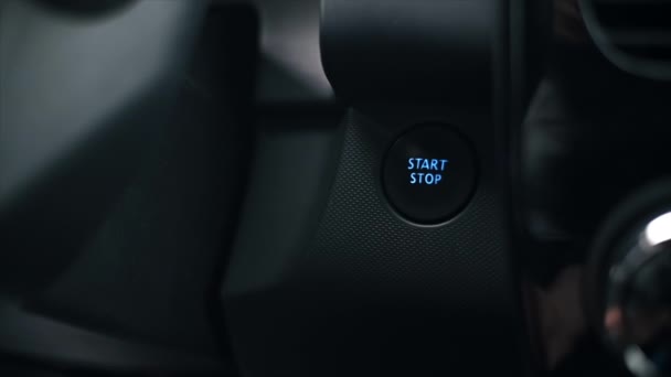 Γυναίκα Πατάει Κουμπί Εκκίνησης Του Κινητήρα Στο Αυτοκίνητο Αργή Κίνηση — Αρχείο Βίντεο