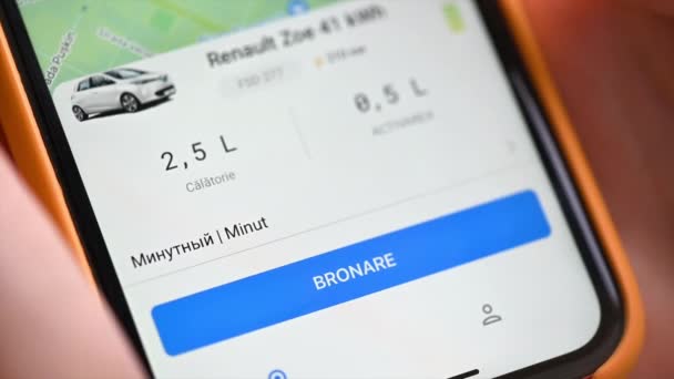 Chisinau Moldova Maj 2022 Kobieta Rezerwująca Samochód Wypożyczalni Samochodów Aplikacji — Wideo stockowe