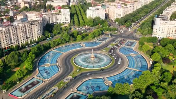 布加勒斯特 罗马尼亚 2022年5月 空中无人驾驶飞机俯瞰市中心 与行驶中的汽车 喷泉和绿地环行的交叉口 远处的议会宫 — 图库视频影像