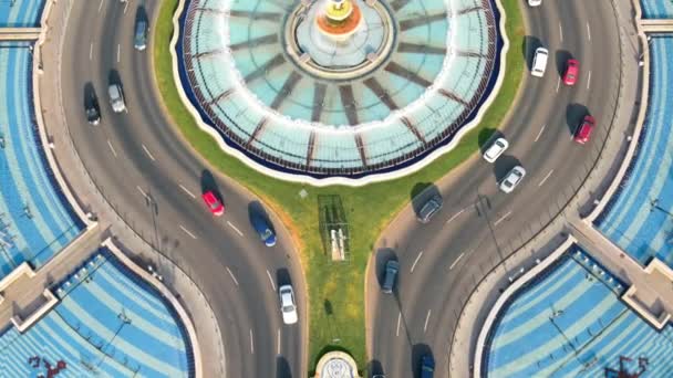 Bucharest Romania 2022 2022 ルーマニアのブカレスト中心街の空中ドローンビュー 移動する車 緑との交差点について — ストック動画