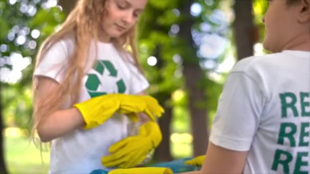 Pojke Och Flicka Samla Plast Skräp Påse Förorenad Park Återvinning — Stockvideo