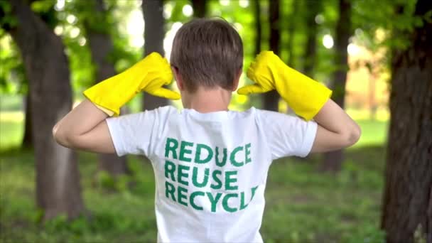 Chlapec Gumových Rukavicích Ekodesignu Tričku Sběr Plastů Znečištěném Parku Zpomalený — Stock video