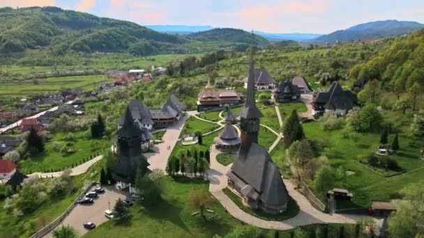 Letecký Pohled Klášter Barsana Rumunsku Budovy Zahrada Lidmi Kopce Pokryté — Stock video