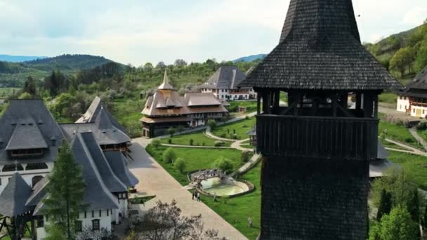 Widok Lotu Ptaka Klasztor Barsana Rumunia Budynki Ogród Ludźmi Wzgórza — Wideo stockowe