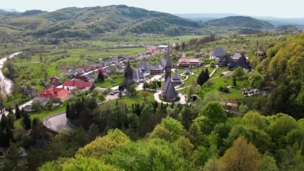 Flygdrönare Syn Barsana Klostret Rumänien Byggnader Trädgård Med Människor Kullar — Stockvideo