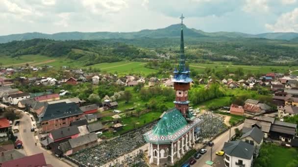 从空中俯瞰罗马尼亚萨潘塔的梅里墓地 教堂和墓地 周围的住宅建筑 — 图库视频影像