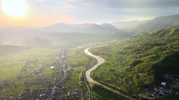 Flygdrönare Syn Naturen Maramures Rumänien Karpaterna Berg Stad Belägen Dal — Stockvideo