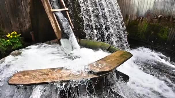 Mecanismo Tradicional Para Lavar Roupas Sob Água Corrente Mosteiro Romênia — Vídeo de Stock