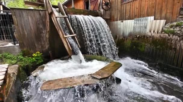 Mecanismo Tradicional Para Lavar Ropa Bajo Agua Corriente Monasterio Rumania — Vídeos de Stock