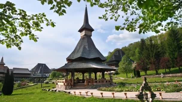 Romanya Daki Barsana Manastırı Manzarası Çardak Diğer Binalarla Yeşillikle Ormanla — Stok video