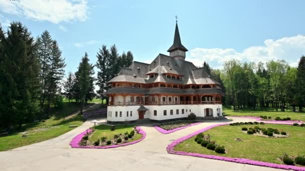 Vista Mosteiro Peri Sapanta Roménia Edifícios Tribunal Interno Floresta Volta — Vídeo de Stock