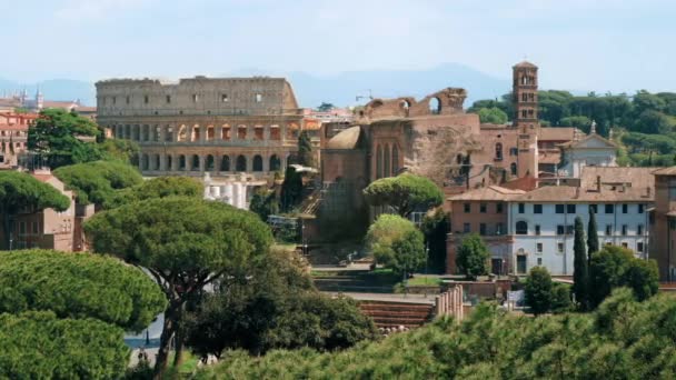 Kilátás Ókori Róma Központjában Olaszországban Colosseum Látható Távolban Sok Zöld — Stock videók