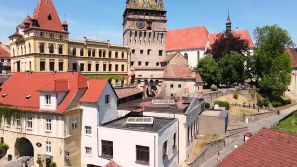 从空中俯瞰罗马尼亚Sighisoara历史中心 旧建筑 狭窄的街道 Sighisoara钟楼 — 图库视频影像