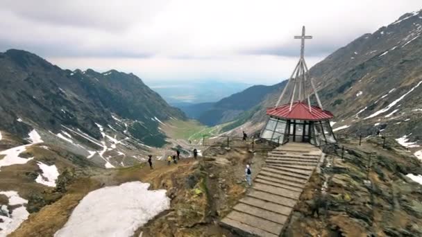 从空中俯瞰罗马尼亚的自然 喀尔巴阡山脉的横贯喀尔巴阡山脉路线 一群游客在附近拍照 — 图库视频影像