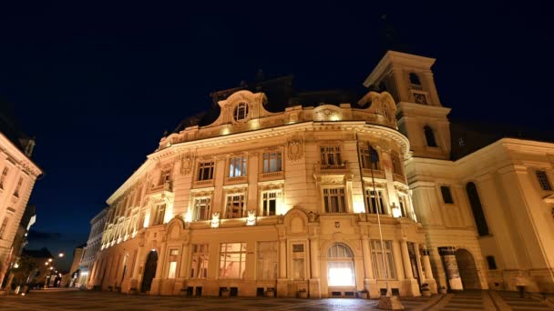 ルーマニアのSibiu Romania 2022年5月 夕方に町の歴史的中心部の眺め 古典的なスタイルで作られた複数の人々や古い建物と大広場 — ストック動画