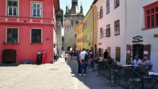 Sighisoara Romania May 2022 View Historic Centre Town 前面是人 狭窄的街道 — 图库视频影像