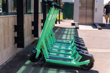BUCHAREST, ROMANIA - HAZİRAN 2022: Bolt elektrikli scooter sıraları paylaşım için