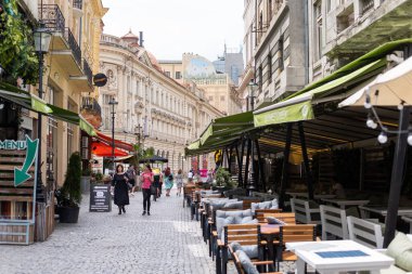 BUCHAREST, ROMANIA - 2022 HAZİRAN: Eski klasik binaları olan dar bir sokak, millet.