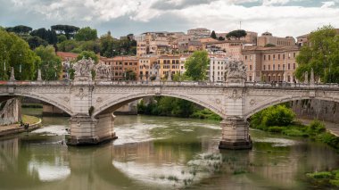 Roma, İtalya - Haziran 2022 Tiber Nehri 'nin şehir merkezindeki manzarası. Eski köprü ve binalar