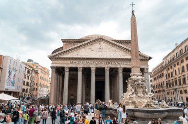 Roma, İtalya - Haziran 2022: antik şehir merkezinin sokak manzarası. Önünde birçok insan ve çeşme olan Pantheon, etrafında eski binalar