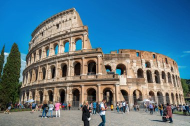 Roma, İtalya - Haziran 2022: antik şehir merkezinin sokak manzarası. Kolezyum ve etrafında birden fazla insan var.