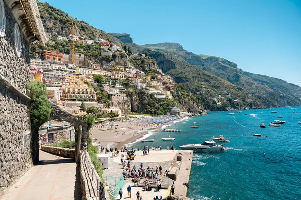 Positano Talya Haziran 2022 Tyrhenian Deniz Kıyısındaki Kasaba Manzarası Skan — Stok fotoğraf