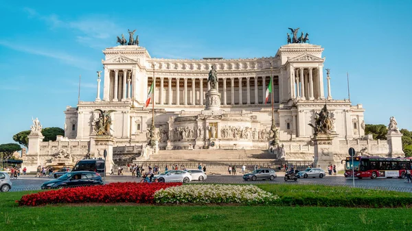 意大利罗马 2022年6月 维克多 伊曼纽尔二世纪念碑坐落在古城中心 前面有很多游客和道路 — 图库照片