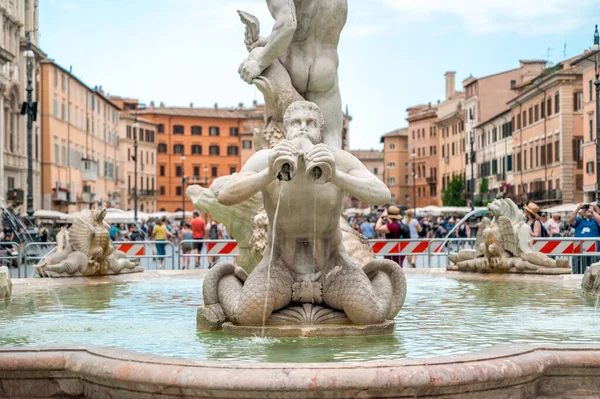 意大利罗马 2022年6月 位于纳沃纳广场 Piazza Navona 的海王星之源 周围有许多游客和经典建筑 — 图库照片