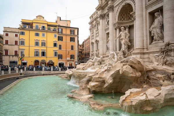 意大利 2022年6月 位于意大利罗马市中心的圣喷泉 古建筑 周围的众多游客 — 图库照片