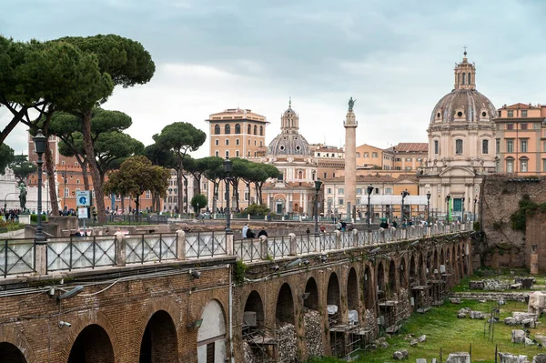 意大利 2022年6月 城市古老中心的街道景观 以特拉扬圆柱为背景的古代挖掘 — 图库照片