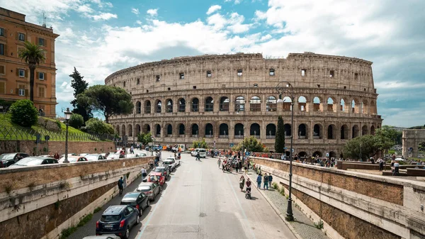 意大利 2022年6月 位于古代市中心的竞技场 有车有人的路在前头 — 图库照片