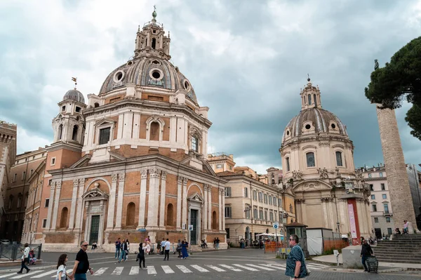 意大利 2022年6月 城市古老中心的街道景观 Santa Maria Loreto和Trajan柱 步行的人 周围的旧建筑 — 图库照片