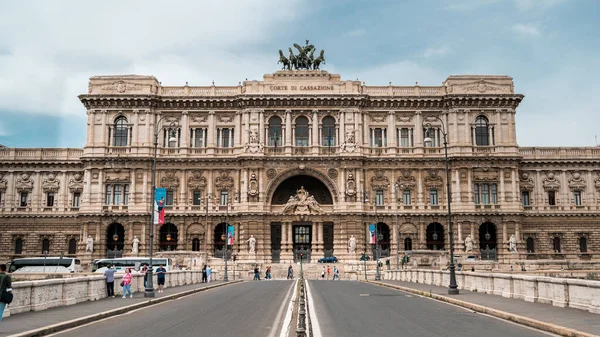 意大利 2022年6月 位于市中心的最高上诉法院 立面有雕塑和入口 桥在其前面 — 图库照片