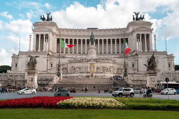 意大利罗马 2022年6月 维克多 伊曼纽尔二世纪念碑坐落在古城中心 前面有很多游客和道路 — 图库照片